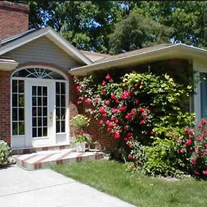 https://dorchester-house.niagara-fallshotels.com